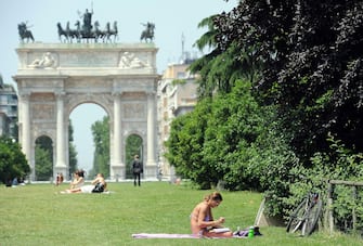 Una donna prende il sole al parco Sempione 
ANSA/DANIEL DAL ZENNARO