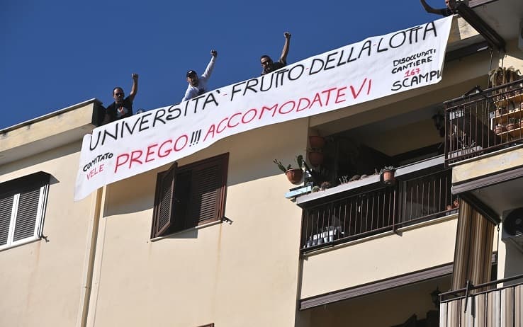 La protesta nei pressi della nuova sede di Scampia