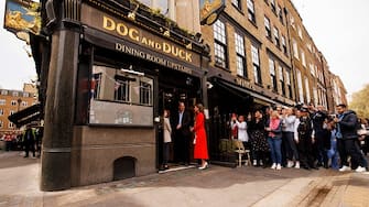 LONDON, ENGLAND - MAY 04: Prince William, Prince of Wales and Catherine, Princess of Wales looks visit the Dog and Duck pub in Soho ahead of this weekend's coronation on May 4, 2023 in London, England. (Photo by Jamie Lorriman - WPA Pool/Getty Images)