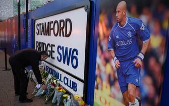 LONDON, ENGLAND - JANUARY 06: Floral tributes are shown as tributes are made to the former Chelsea striker and manager Gianluca Vialli following his death at the age 58, at Stamford Bridge on January 06, 2023 in London, England. Former Italy, Juventus and Chelsea footballer Gianluca Vialli died today, aged 58, from pancreatic cancer. Vialli made 59 appearances for Italy, scoring 16 goals. He joined Chelsea as a striker in 1996 and later assumed the role of their player-manager winning the Cup Winners' Cup in 1998, and the League Cup. He is survived by his wife and two daughters. (Photo by Leon Neal/Getty Images)