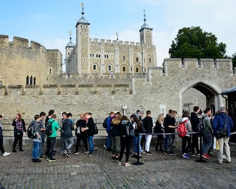 LONDON, ENGLAND - SEPTEMBER 26, 2017:  High school students visiting London, England, stand in line at an entrance to the Tower of London, officially Her Majesty's Royal Palace and Fortress of the Tower of London. The centerpiece of the royal complex, White Tower, was built by William the Conqueror in 1078. (Photo by Robert Alexander/Getty Images)