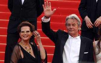 Claudia Cardinale e Alain Delon a Cannes nel 2013 63 CANNES 2010 - 63ESIMA EDIZIONE DEL FESTIVAL INTERNAZIONALE DEL CINEMA - RED CARPET IL GATTOPARDO - NELLA FOTO - CLAUDIA CARDINALE ALAIN DELON