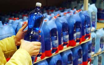 20031204 - VERONA - CRO - BOTTIGLIE MANOMESSE: VERONA, DONNA SARA' DIMESSA DOMANI - Lo scaffale del supermercato dove la donna F.Z., di 30 anni, ha acquistato la bottiglia di acqua minerale sulla quale sono stati rinvenuti due piccolissimi fori ravvicinati sul collo.   SAMBUGARO/ANSA/TO