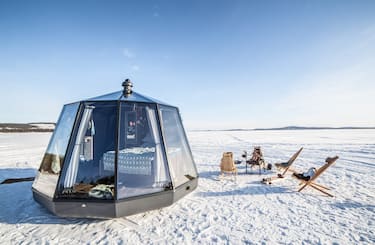 A caccia dell’aurora boreale da un igloo sul fiume