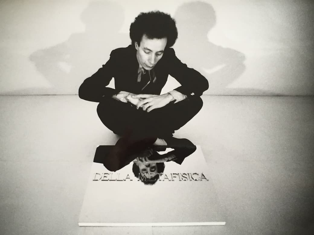 Ritratto di Paolo Scheggi con la lastra DELLA METAFISICA, Roma 1970. Foto Marcella Galassi, Fondo Archivio Paolo Scheggi