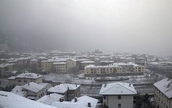 La neve che cade ad Ala (Trento) in una immagine tratta da una webcam su internet, 02 gennaio 2014.
ANSA/INTERNET
+++EDITORIAL USE ONLY - NO SALES+++