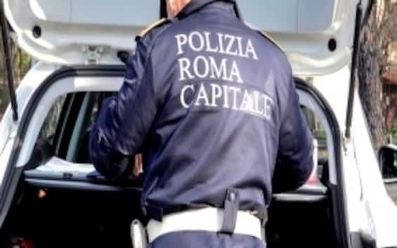 Roma, auto finisce contro albero e si ribalta: morto 42enne Roma, auto finisce contro albero e si ribalta: morto 42enne