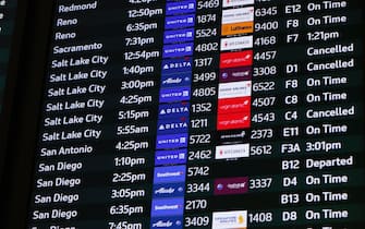 Un tabellone con i voli cancellati in un aeroporto americano