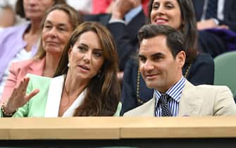 LONDON, ENGLAND - JULY 04: Catherine, Princess of Wales and Roger Federer watch Ryan Peniston Vs Andy Murray on Centre Court on day two of the Wimbledon Tennis Championships at the All England Lawn Tennis and Croquet Club on July 04, 2023 in London, England. (Photo by Karwai Tang/WireImage)