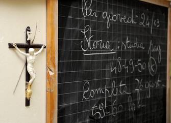 Un crocifisso fotografato  in una scuola elementare di Pisa. 
ANSA/FRANCO SILVI