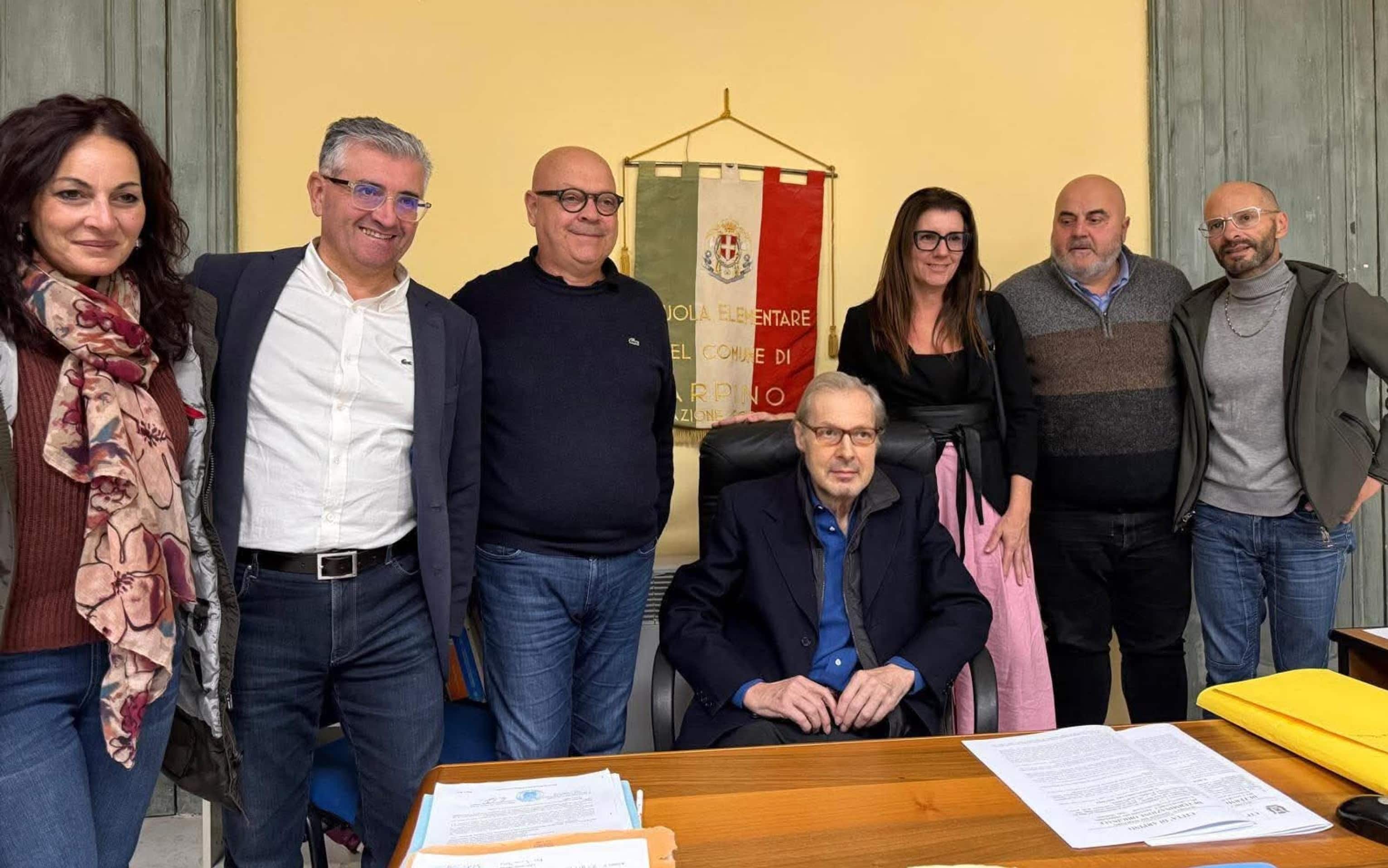 Vittorio Sgarbi, seduto al centro, al comune di Arpino