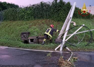 Un forte temporale si è abbattuto la notte scorsa in Brianza, con pioggia battente per oltre un'ora. La perturbazione è esplosa intorno alle quattro facendo scattare decine di allarmi di appartamenti e auto. "Ci siamo svegliati per i tremendi tuoni, poi l'allarme di casa ha iniziato a suonare, così come quelli di molti altri appartamenti e condomini vicini", ha detto all'ANSA una pensionata residente a Monza, "molta elettricità in giro, un sibilo che ci ha spaventati". Anche in altri comuni della Brianza la pioggia ha allagato strade e scatenato cali di tensione. Oltre quaranta le richieste di soccorso arrivate alla centrale del comando provinciale dei vigili del fuoco, in particolare per allagamenti a Giussano, Seregno e Verano Brianza. Al momento non si registrano feriti. ANSA/VIGILI DEL FUOCO  ANSA PROVIDES ACCESS TO THIS HANDOUT PHOTO TO BE USED SOLELY TO ILLUSTRATE NEWS REPORTING OR COMMENTARY ON THE FACTS OR EVENTS DEPICTED IN THIS IMAGE; NO ARCHIVING; NO LICENSING NPK