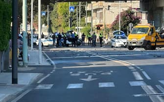 I rilievi nel punto in cui è avvenuto l'incidente stradale, Cagliari, 10 settembre 2023. Hanno perso la vita quattro giovani, due ragazzi e due ragazze. ANSA