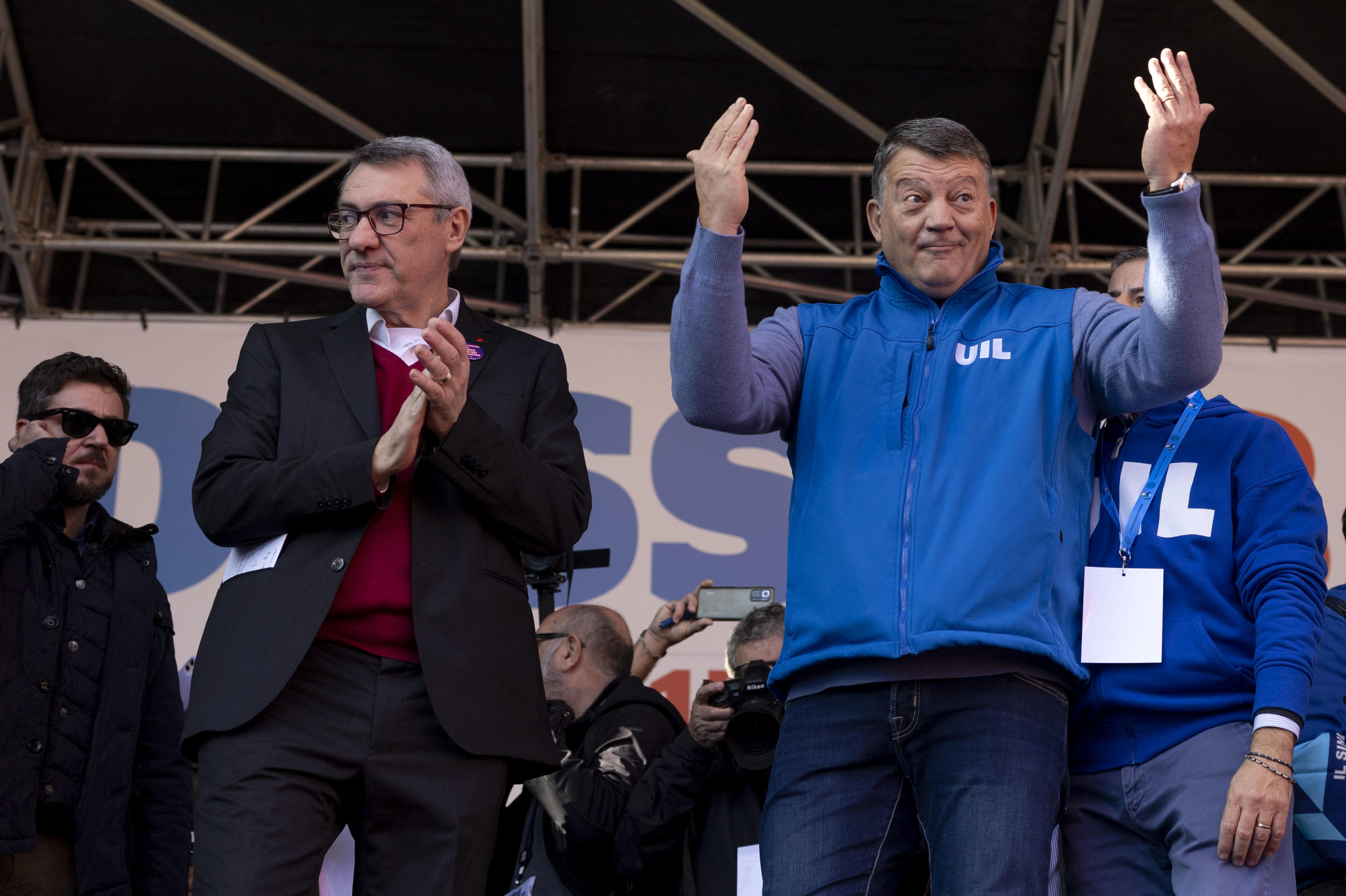 Maurizio Landini e Pierpaolo Bombardieri a piazza del Popolo durante la manifestazione nell'ambito dello sciopero nazionale, Roma, 17 novembre 2023.
ANSA/MASSIMO PERCOSSI