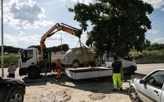 Una Fiat 500 vecchio modello portata via dal carro attrezzi un mese dopo l'alluvione, Faenza (Ravenna), 10 giugno 2023. ANSA/EMANUELE VALERI
