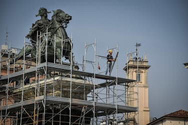 Sono stati ultimati i lavori di ripulitura della statua equestre di Vittorio Emanuele in piazza Duomo che era stata imbrattata dagli attivisti per il clima, Milano, 05 Ottobre 2023.   ANSA/MATTEO CORNER