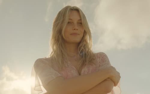 Leila George in una scena di Disclaimer