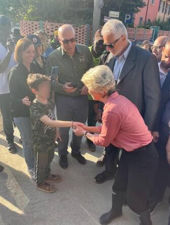 La presidente della Commissione UE, Ursula von der Leyen, durante la sua visita a Cesena, città colpita dall'alluvione, 25 maggio 2023.
/////
European Commission, Ursula von der Leyen, during her visit to Cesena, a city hit by the flood, Italy, 25 May 2023.  
ANSA/CESENA MUNICIPALITY PRESS OFFICE
+++ ANSA PROVIDES ACCESS TO THIS HANDOUT PHOTO TO BE USED SOLELY TO ILLUSTRATE NEWS REPORTING OR COMMENTARY ON THE FACTS OR EVENTS DEPICTED IN THIS IMAGE; NO ARCHIVING; NO LICENSING +++ NPK +++