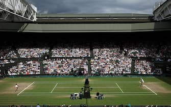 epa11475783 A general view as Barbora Krejcikova of Czech Republic (R) plays Jasmine Paolini of Italy during the Women's final match at the Wimbledon Championships, Wimbledon, Britain, 13 July 2024.  EPA/ADAM VAUGHAN  EDITORIAL USE ONLY