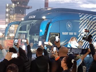 Tifosi del Napoli accolgono la squadra all'arrivo all'aeroporto di Ronchi dei Legionari, 03 maggio 2023.
ANSA/LORENZO PADOVAN