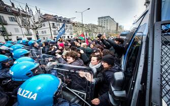 I manifestanti dei collettivi universitari di Torino che stanno cercando di raggiungere il castello del Valentino dov'è in corso la conferenza degli addetti scientifici e spaziali e degli esperti agricoli con l'annunciata presenza di numerosi ministri, sono respinti dalle forze dell'ordine, Torino 23 aprile 2024 ANSA/TINO ROMANO