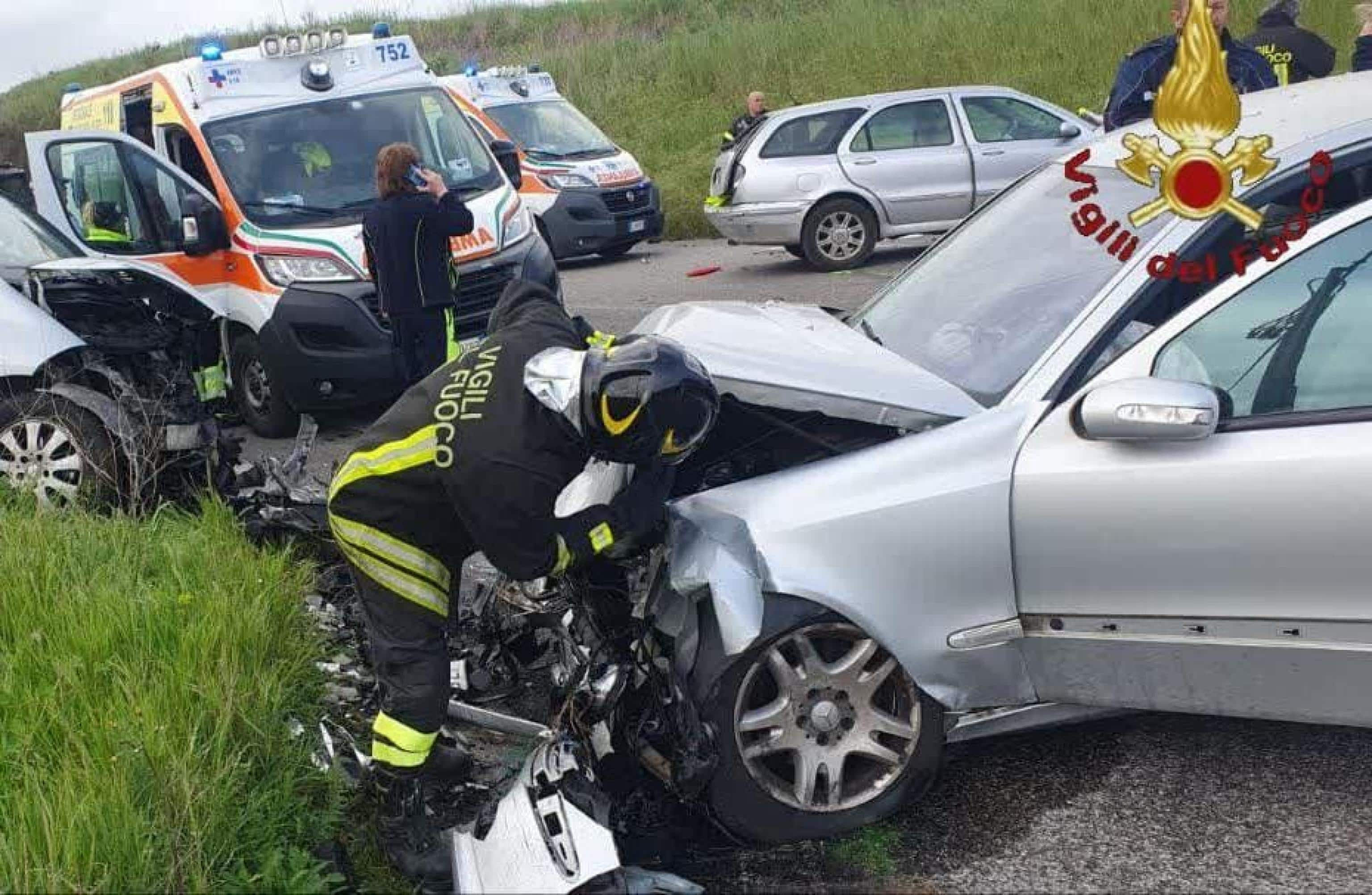 Un'immagine del gravissimo incidente avvenuto sulla via Pontina Vecchia all'altezza di Ardea, 28 marzo 2024. Nello scontro, che ha coinvolto tre auto, è morta una bambina di 8 anni e altri tre bimbi, di età compresa tra gli 8 e i 10 anni, sono stati trasportati in ospedale. Tra i feriti anche un adulto, portato in elicottero all'ospedale San Camillo in codice rosso. Sul posto vigili del fuoco e polizia locale.
ANSA/ VIGILI DEL FUOCO
+++ ANSA PROVIDES ACCESS TO THIS HANDOUT PHOTO TO BE USED SOLELY TO ILLUSTRATE NEWS REPORTING OR COMMENTARY ON THE FACTS OR EVENTS DEPICTED IN THIS IMAGE; NO ARCHIVING; NO LICENSING +++ NPK +++