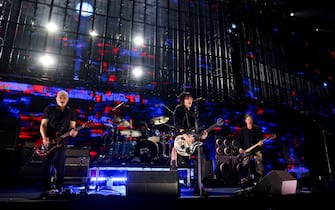 Nirvana INGLEWOOD, CALIFORNIA - JANUARY 30: Joan Jett (C) performs onstage with (L-R) Pat Smear, Dave Grohl, and Krist Novoselic of Nirvana during the FIREAID Benefit Concert for California Fire Relief at The Kia Forum on January 30, 2025 in Inglewood, California. (Photo by John Shearer/Getty Images for FIREAID)