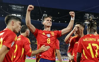 epa11448812 Fabian Ruiz (C) of Spain celebrates scoring the 2-1 lead during the UEFA EURO 2024 Round of 16 soccer match between Spain and Georgia, in Cologne, Germany, 30 June 2024.  EPA/RONALD WITTEK
