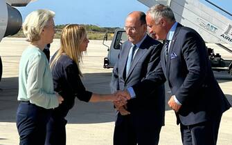 La presidente del Consiglio Giorgia Meloni (S-2) e quella della Commissione europea Ursula von der Leyen (S-1) sono state accolte all'aeroporto internazionale di Lampedusa dal presidente della Regione Sicilia Renato Schifani (S-3) e dal prefetto di Agrigento Filippo Romano (S-4). Alla visita sull'isola che ospita l'hotspot per i migranti partecipano anche il
ministro dell'Interno Matteo Piantedosi e la commissaria europea
agli Affari interni Ylva Johansson. ANSA / CONCETTA RIZZO