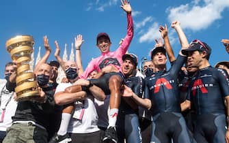 Colombian rider Egan Arley Bernal Gomez of Ineos Grenadiers team celebrates with team-mates after winning the 104th Giro d\