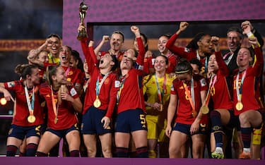 epa10809682 Spain celebrate winning the FIFA Women's World Cup 2023 Final soccer match between Spain and England at Stadium Australia in Sydney, Australia, 20 August 2023.  EPA/DAN HIMBRECHTS  AUSTRALIA AND NEW ZEALAND OUT