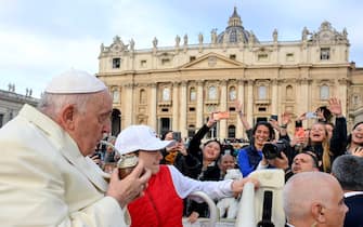 Papa Francesco VATICAN CITY, VATICAN - APRIL 05: (EDITOR NOTE: STRICTLY EDITORIAL USE ONLY - NO MERCHANDISING) Pope Francis drinks mate (typical Argentinian drink) offered by a pilgrim as he arrives at St. Peter's Square for his weekly general audience on April 05, 2023 in Vatican City, Vatican. Addressing the faithful gathered in St Peter’s Square for his weekly General Audience, Pope Francis reflected on the Passion of the Lord that we heard on Palm Sunday. (Photo by Vatican Media via Vatican Pool/Getty Images)
