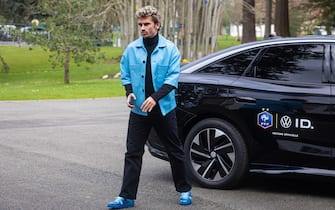 epa11227809 French soccer player Antoine Griezmann arrives at the national team's training complex ahead a training session in Clairefontaine-en-Yvelines, south of Paris, France, 18 March 2024. France will face Germany for a friendly match on 23 March 2024.  EPA/CHRISTOPHE PETIT TESSON