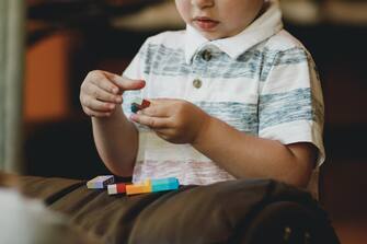 Bambino con giochi