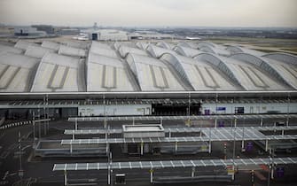 epa11978064 A general view of Terminal 2 at Heathrow Airport in London, Britain, 21 March 2025. Heathrow Airport on 21 March announced it would be closed all day, following a power outage 'due to a fire at an electrical substation supplying the airport'.  EPA/TOLGA AKMEN