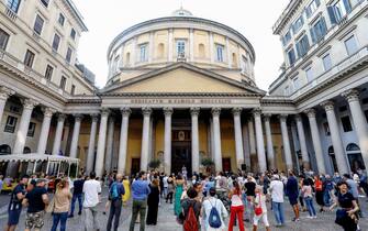 Persone a una manifestazione contro il green pass a Milano
