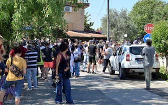 Un gruppo di curiosi presso la casa dove si è barricato l'uomo che ha sparato ad Ardea
