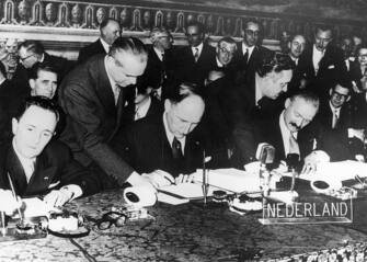 Foreign Ministers of France, Belgium, Holland, Luxembourg, Germany and Italy signing two treaties establishing the European Common Market and the atomic energy community a Campidoglio in Rome.    (Photo by Keystone/Getty Images)