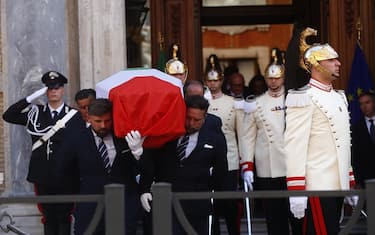 The hearse carrying the coffin of President Emeritus Giorgio Napolitano leaves the Senate to head towards Montecitorio Square in Rome, Italy, 26 September 2023. Italy on Tuesday mourns Giorgio Napolitano, the nation's first two-time president who died aged 98 in Rome on Friday, with a non-religious State funeral in the Lower House.
ANSA/ANGELO CARCONI