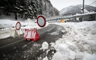 Valleve (Bg) - una valanga blocca la strada provinciale