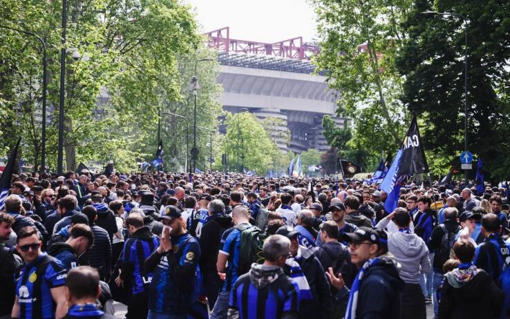 إنتر ميلان يحتفل بالفوز بالدوري الإيطالي بحفل تتويج في سان سيرو بعد مباراة لاتسيو