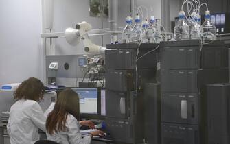 Due scienziate al lavoro