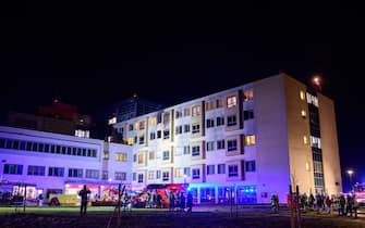 05 January 2024, Lower Saxony, Uelzen: Emergency services work on the fire at the hospital. The fire broke out on the third floor of the hospital late on Thursday evening. One person died and 22 others were injured, six of them seriously. Photo: Philipp Schulze/dpa (Photo by Philipp Schulze/picture alliance via Getty Images)