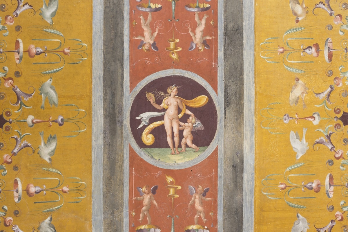 Giulio-Romano-e-allievi-Venere-allo-specchio-e-Amore.-Volta-del-Camerino-di-Venere-1527.-Affresco-Mantova-Palazzo-Te.-Foto-Gian-Maria-Pontiroli-©-Fondazione-Palazzo-Te.jpg