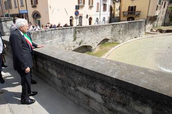 Il presidente della Repubblica Sergio Mattarella incontra la cittadinanza di Modigliana (Forlì-Cesena) in occasione della visita nelle zone dell'Emilia-Romagna colpite dall'alluvione, 30 maggio 2023. ANSA/ FRANCESCO AMMENDOLA - UFFICIO STAMPA PER LA STAMPA E LA COMUNICAZIONE DELLA PRESIDENZA DELLA REPUBBLICA ++HO - NO SALES EDITORIAL USE ONLY++ NPK++