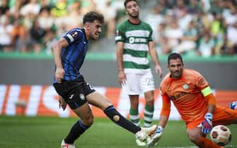 epa10902083 Atalanta BC Matteo Ruggeri (L) scores 0-2 lead during the UEFA Europa League Group D match between Sporting CP and Atalanta BC at Jose Alvalade stadium in Lisbon, Portugal, 05 October 2023.  EPA/JOSE SENA GOULAO