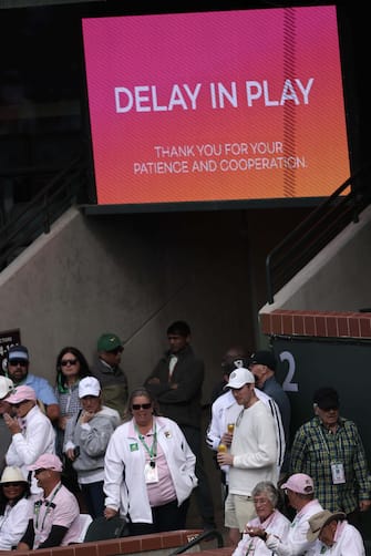 epa11221356 The match between Alexander Zverev of Germany and Carlos Alcaraz of Spain was suspended due to a bee invasion during the BNP Paribas Open in Indian Wells, California, USA, 14 March 2024.  EPA/JOHN G. MABANGLO