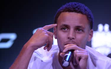 STEPH CURRY CON UNDER ARMOUR