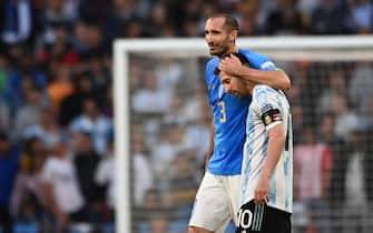 epa09990429 Giorgio Chiellini of Italy (L) hugs Lionel Messi of Argentina (R) during the Finalissima Conmebol - UEFA Cup of Champions soccer match between Italy and Argentina at Wembley in London, Britain, 01 June 2022.  EPA/ANDY RAIN