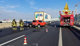 I vigili del fuoco sul luogo del grave incidente che si è verificato, nel pomeriggio, lungo la A4 nel tratto Pero Fiera Milano e viale Certosa in direzione Venezia, 03 marzo 2023. Due persone a bordo di una Opel corsa sono morte in uno scontro che ha visto coinvolti un autotreno e altre due autovetture. Altre quattro persone sono state trasportate in ospedale. Sul posto anche l'elisoccorso del 118 e gli agenti della Polizia stradale.
ANSA/ VIGILI DEL FUOCO
+++ ANSA PROVIDES ACCESS TO THIS HANDOUT PHOTO TO BE USED SOLELY TO ILLUSTRATE NEWS REPORTING OR COMMENTARY ON THE FACTS OR EVENTS DEPICTED IN THIS IMAGE; NO ARCHIVING; NO LICENSING +++ NPK +++